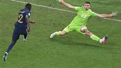 إيميليانو مارتينيز يتوج بجائزة ياشين لأفضل حارس مرمى 2023