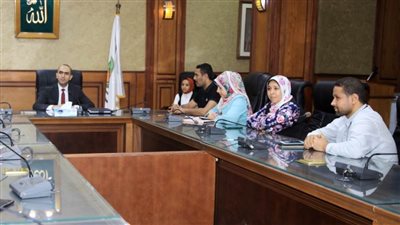 نائب محافظ سوهاج يلتقي فريق مبادرة 