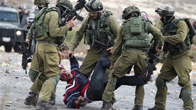 الاحتلال الإسرائيلي يعتقل 70 فلسطينيًا من مناطق الضفة الغربية