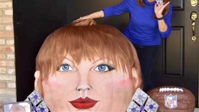 احتفالاً بالهالوين.. أمريكية ترسم وجه تايلور سويفت على قرع