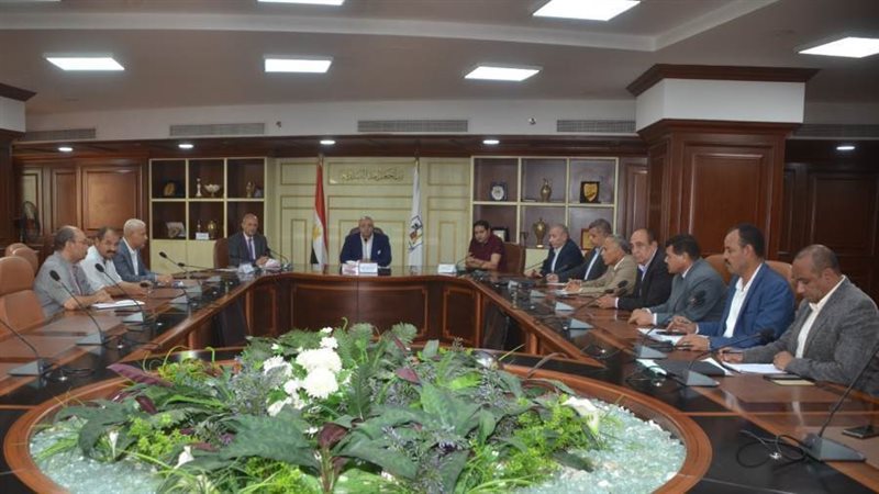 اجتماع محافظ بنى