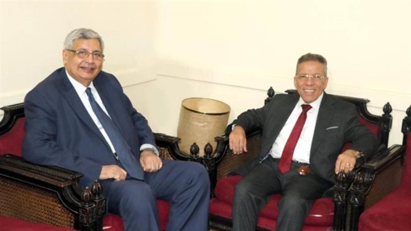 عوض تاج الدين مع