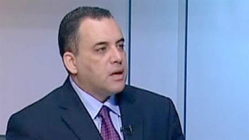 الكاتب الصحفي عزت