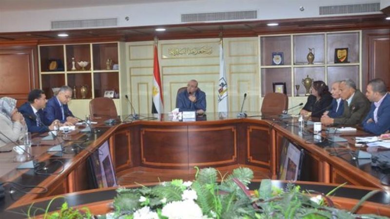 اجتماع محافظ بنى