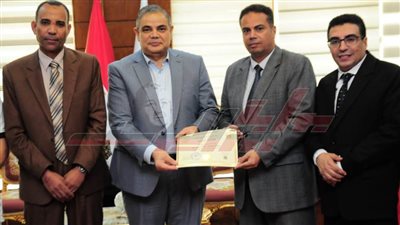 تسليم شهادة اعتماد برنامج اللغة الانجليزية بكلية الآداب من الهيئة القومية لضمان جودة التعليم