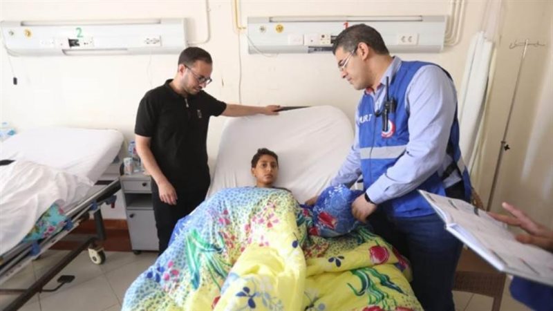 أحد مصابي غزة يتلقى