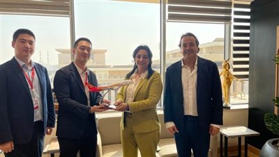 غادة شلبي تلتقي ممثلي إحدى شركات الطيران الصيني