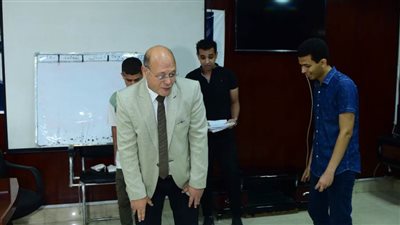 رئيس جامعة سوهاج يلقي محاضرة عملية عن جراحة العظام لطلاب نهائي كلية الطب