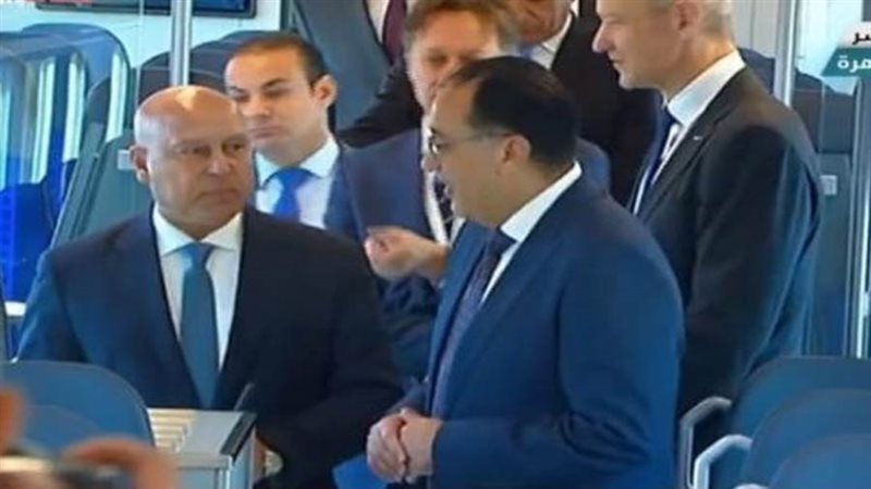 رئيس الوزراء يستمع