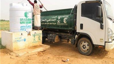مركز الملك سلمان للإغاثة يواصل تنفيذ مشروع الإمداد المائي في محافظات اليمن