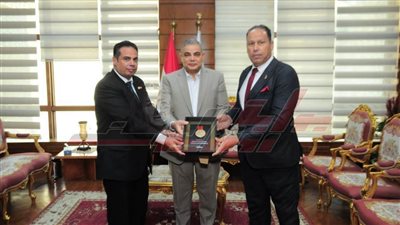 تكريم رئيس اللجنة المنظمة لبطولة كأس العالم لرفع الأثقال لذوي الاحتياجات الخاصة