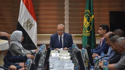 محافظ القليوبية يناقش المعوقات لجذب المستثمرين