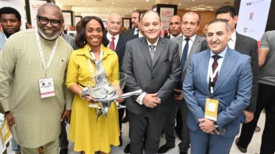 وزير التجارة والصناعة يشيد بجودة المعروضات والتنظيم الجيد لأجنحة الدول المشاركة