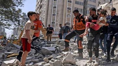 انتشال جثامين عشرات الشهداء الفلسطينيين من ركام مدرسة تعرضت للقصف بقطاع غزة