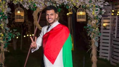 دعمًا لغزة.. عريس يرتدي العلم الفلسطيني خلال حفل زفافه بالمنيا