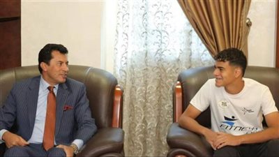 وزير الرياضة يهنئ اللاعب محمد الشاهد لانضمامه رسميًا إلى نادي رايو فاليكانو الإسباني