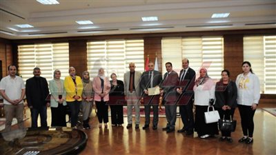 تسليم شهادة اعتماد برنامج علم الاجتماع بكلية الآداب بكفر الشيخ