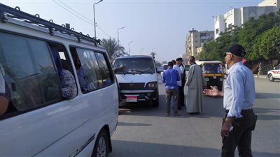 حملات مكثفة على المواقف بالمنيا للتأكد من التزام سائقي الأجرة بتعريفة الركوب