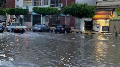 الدفع بالمعدات والأطقم لكسح مياة الأمطار المتراكمة بشوارع رشيد 