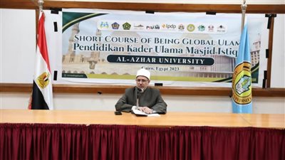 رئيس جامعة الأزهر يحاضر حول فنيات البحث العلمي للباحثين الوافدين من إندونيسيا 