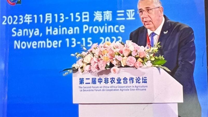 القصير خلال إلقاء