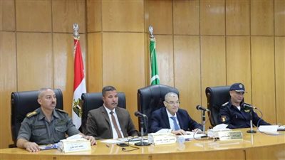 محافظ المنيا يناقش طلبات تقنين الأوضاع على أراضي أملاك الدولة بالظهير الصحراوي الغربي