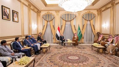 وزير الدفاع السعودي يلتقي رئيس وأعضاء مجلس القيادة الرئاسي في اليمن