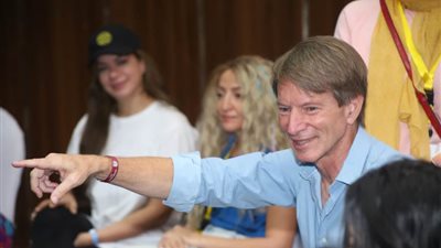 الفنان العالمي سكوت تروست يصل إلى شرم الشيخ ويبدأ ورشته قبل انطلاق مهرجان المسرح الشبابي