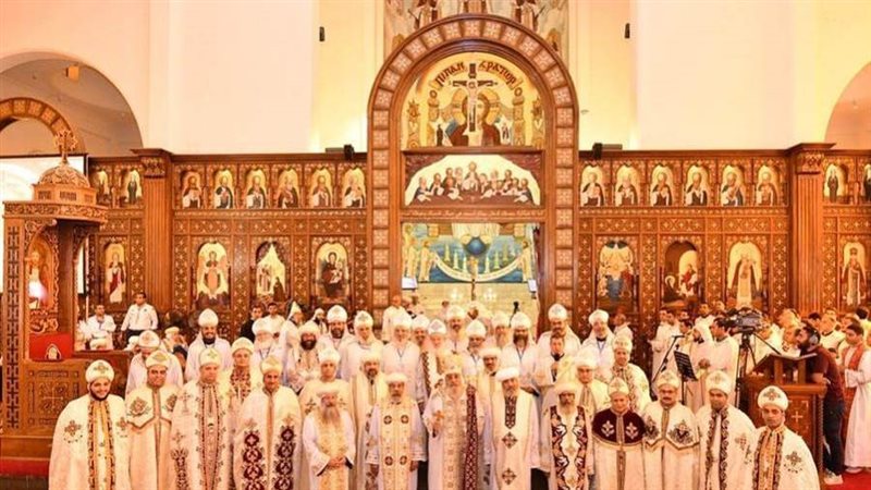 البابا تواضروس وسط