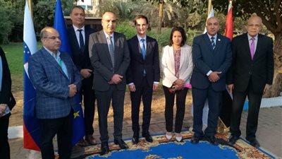 دور الملقحات وزراعة النباتات الرحيقية لنحل العسل في فاعلية لوقاية النباتات