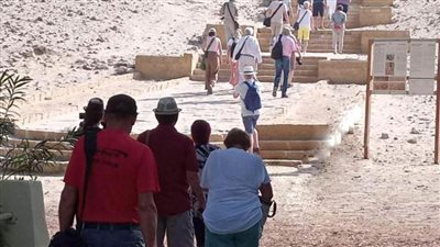 وفد سياحي متعدد الجنسيات يزور المناطق الأثرية بالمنيا