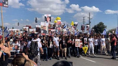 عاجل.. آلاف الإسرائيليين يتظاهرون قبالة مكتب نتنياهو ..