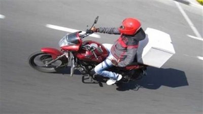 القبض على 3 متهمين سرقوا دراجة نارية من عامل توصيل طلبات