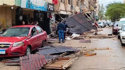 سقوط تندة عقار على عدد من السيارات بالدقهلية بسبب سوء أحوال الطقس
