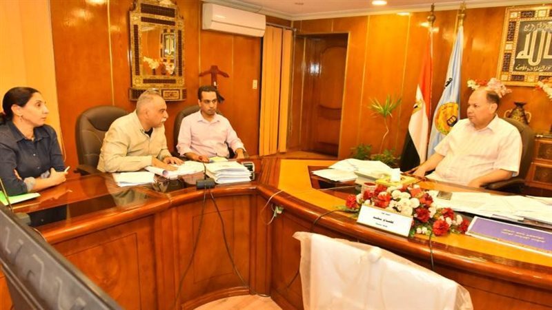 محافظ أسيوط يناقش