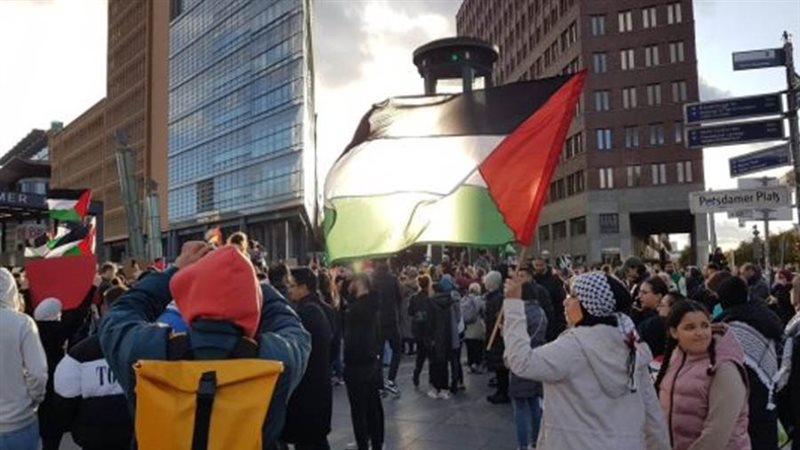 مسيرة ضخمة مؤيدة