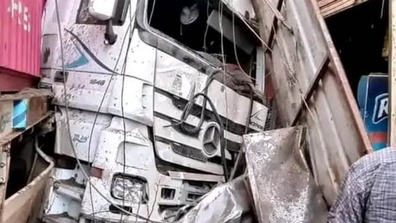 اصطدام السيارة بالمحلات