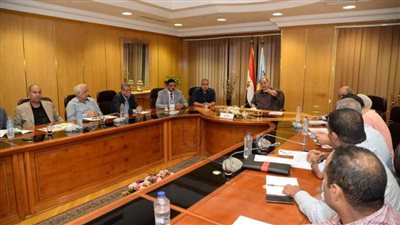 محافظ أسيوط يعقد اجتماعًا لمتابعة مستجدات صيانة المعدات بالحملات الميكانيكية