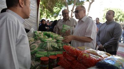 محافظ أسيوط يتفقد منافذ السلع للاطمئنان على توافر المنتجات الأساسية لتلبية احتياجات المواطنين