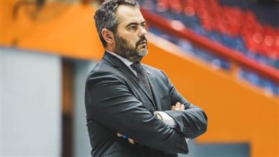 بند في عقد أوجستي مع الأهلي يفتح الطريق أمام تدريبه فراعنة السلة