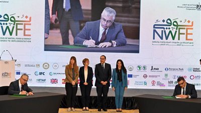 رئيس الوزراء يشهد مراسم توقيع اتفاقية الخدمات الاستشارية لمشروع تحلية مياه البحر بالعين السخنة