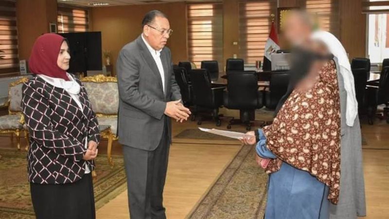 محافظ الشرقية يسلم