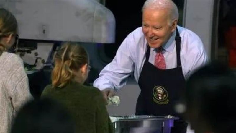 الرئيس الأمريكي يخدم