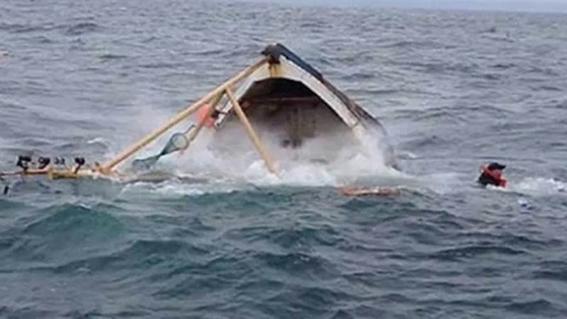 غرق قارب قبالة جزيرة