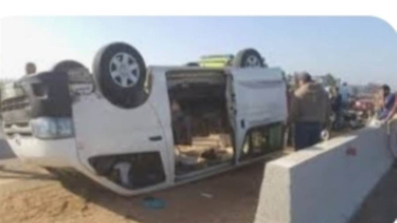 انقلاب ميكروباص بطريق