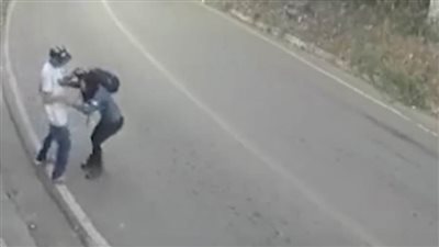 تعدى على طليقته بشومة في الشارع وكاميرات المراقبة ترصد الواقعة 