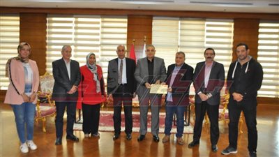 تسليم شهادة اعتماد كلية الطب البيطري من الهيئة القومية لضمان جودة التعليم والاعتماد