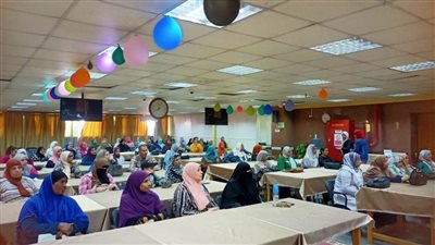 70 سيدة في ندوة 