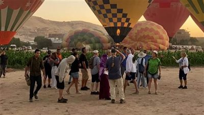 970 سائحًا من مختلف الجنسيات العالمية على متن 37 رحلة بالون طائر بالأقصر