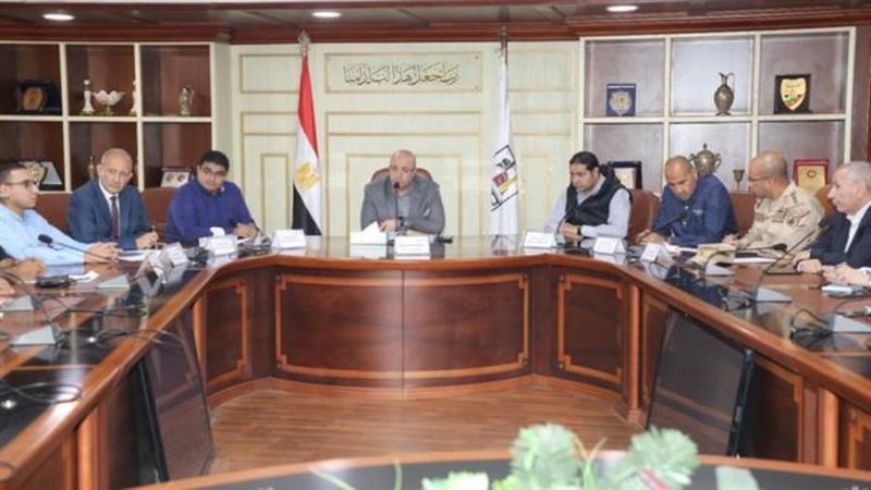 اجتماع محافظ بنى